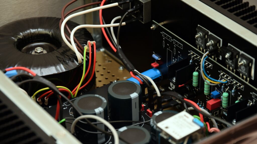 Audiozen P-Stone I - Internal layout detail: Si-C Mosfets, MOX antinductive resistors, Wima red capacitors and Toroidy audio grade toroidal transformers